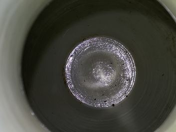 Une paire de vases en porcelaine de Chine famille rose, 19/20&egrave;me